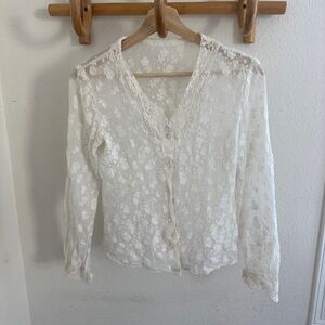 Vintage White floral lace button-up blouse with a touch of whimsy size S